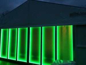 Zelt mit LED-Leuchtwandelementen